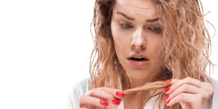 Pontas duplas nunca mais? Tratamento com óleo de coco promete transformar o cabelo durante a noite