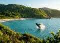 A praia brasileira onde o mar criou um dos cenários mais desejados do Brasil com baleias à vista