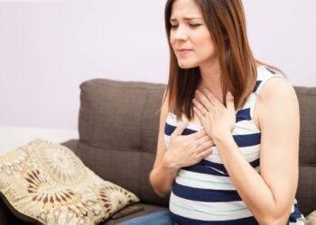 Refluxo silencioso? A posição certa para dormir e aliviar desconforto noturno