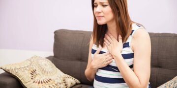 Refluxo silencioso? A posição certa para dormir e aliviar desconforto noturno