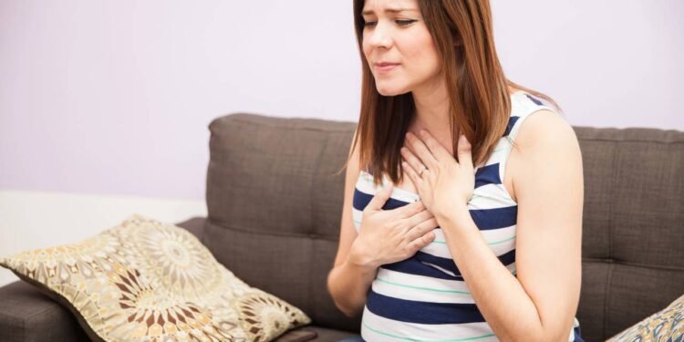 O refluxo laringofaríngeo, também chamado de refluxo silencioso, acontece quando o ácido do estômago sobe pelo esôfago - Créditos: depositphotos.com / tonodiaz