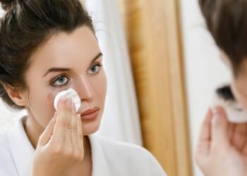 Dormir maquiada: problemas que aparecem quando você ignora a limpeza da pele