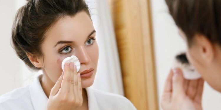 Chegar em casa exausta, largar a bolsa num canto e cair na cama ainda de maquiagem é quase automático para muita gente - Créditos: depositphotos.com / AY_PHOTO