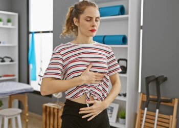 Sente queimação ao deitar? Veja como o controle da respiração pode reduzir o ácido no estômago