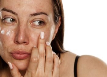 Cuidados essenciais para evitar ressecamento da pele com mudanças de temperatura