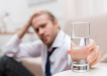 Boca seca ao acordar é um sinal que seu corpo dá antes de problemas graves