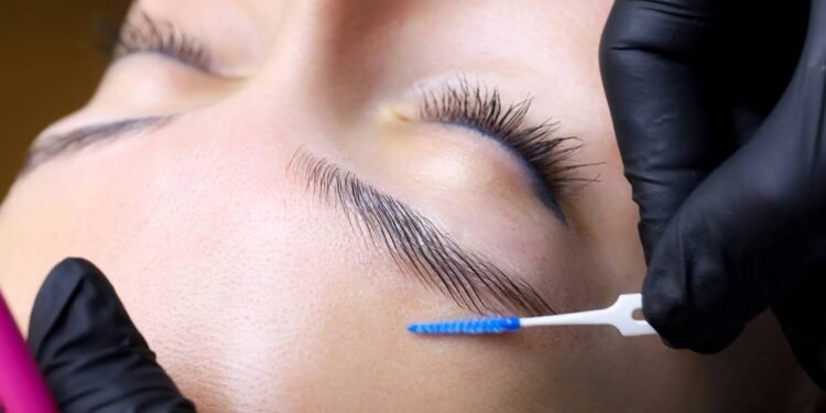 Quando a sobrancelha fica super marcada e mais escura do que o tom natural dos fios - Créditos: depositphotos.com / rom4ik250