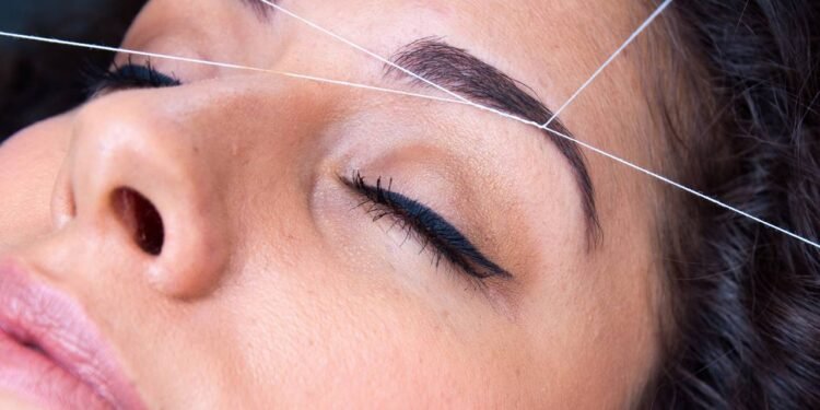 O formato mais associado ao efeito de “levantamento” do olhar é o arco levemente arqueado, com cauda discreta e bem alinhada - Créditos: depositphotos.com / bertys30