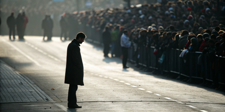 Solidão em meio à companhia: por que estar cercado de pessoas nem sempre significa conexão