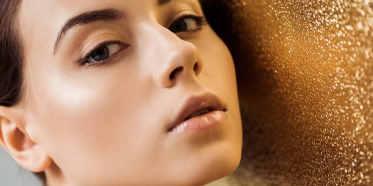 Para que a maquiagem dourada para eventos noturnos tenha boa duração e acabamento - Créditos: depositphotos.com / VitalikRadko