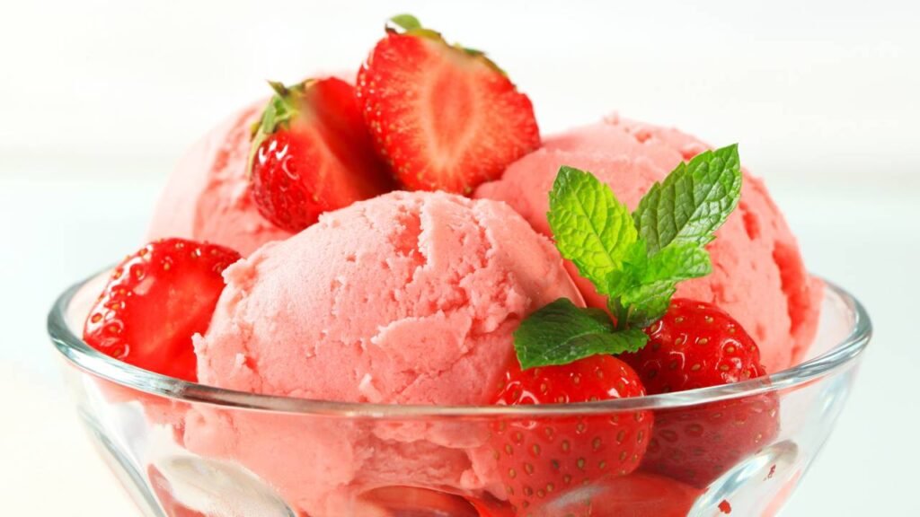 3 ingredientes para fazer sorvete de morango em casa