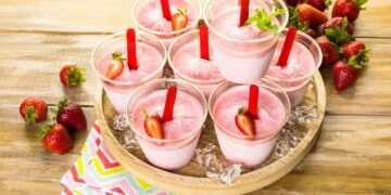 3 ingredientes para fazer sorvete de morango em casa