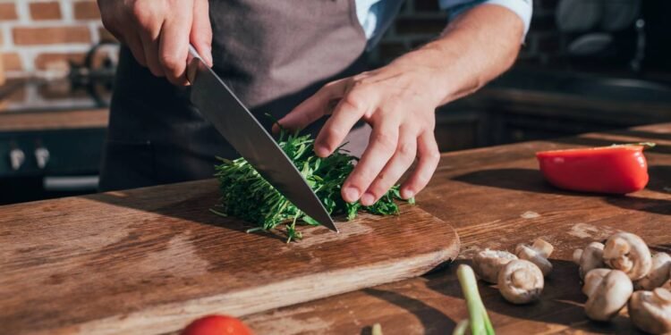 A tábua de bambu reúne diferentes vantagens em um único produto, unindo funcionalidade e cuidado com os alimentos. - Créditos: depositphotos.com / AlexLipa