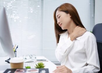 Dor cervical no fim do dia: entenda por que olhar para baixo sobrecarrega tanto a sua musculatura