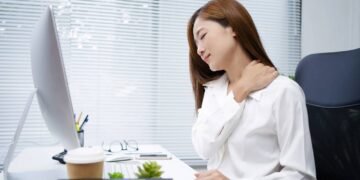 Dor cervical no fim do dia: entenda por que olhar para baixo sobrecarrega tanto a sua musculatura