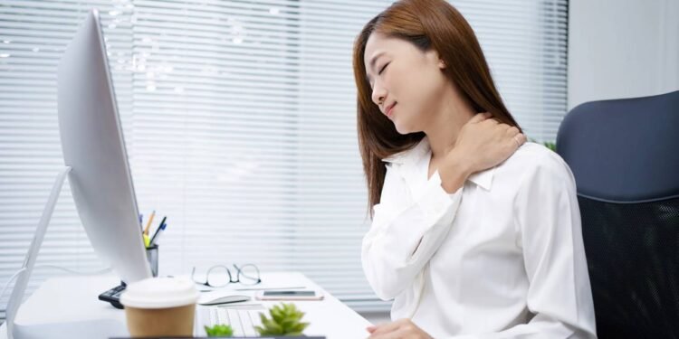 O termo tech neck descreve o conjunto de dores e desconfortos no pescoço, trapézio e parte superior das costas - Créditos: depositphotos.com / pheung56