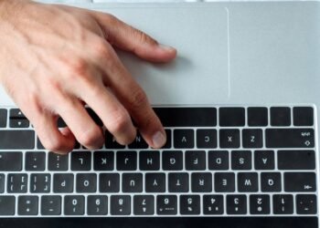 A curiosa origem do teclado QWERTY e por que ele foi feito para evitar o travamento de máquinas antigas