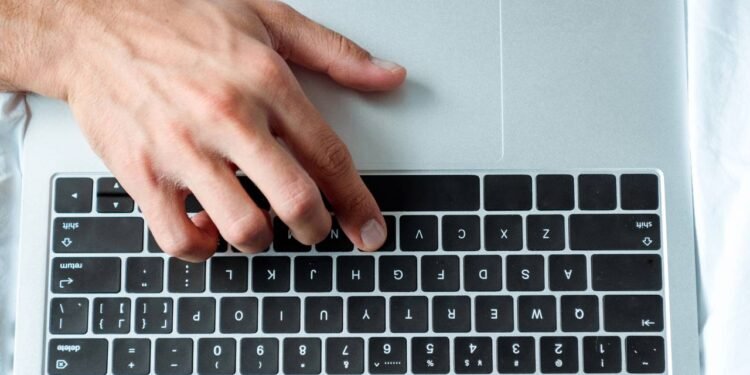 O teclado QWERTY apareceu em meio a um período de grandes invenções tecnológicas - Créditos: depositphotos.com / VitalikRadko