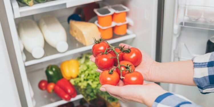 Quando o assunto é tomate na geladeira, o ponto principal é entender que o frio muda o comportamento do alimento - Créditos: depositphotos.com / IgorVetushko