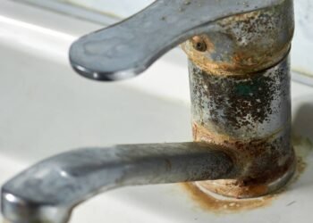 Nem limão, nem bicarbonato: como remover o calcário da torneira em poucos minutos