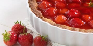 Torta de morango saudável ganha espaço na cozinha