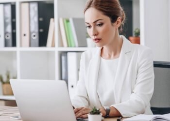 Detox digital no trabalho? Aprenda a organizar sua rotina para ganhar disposição e foco