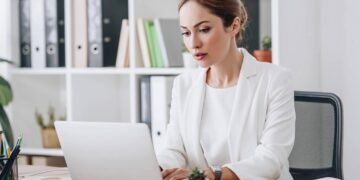 Detox digital no trabalho? Aprenda a organizar sua rotina para ganhar disposição e foco