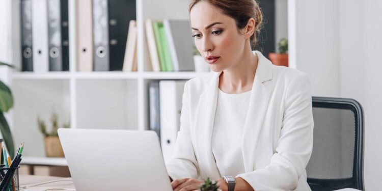 Ficar muitas horas diante da tela mexe com vários sistemas do corpo ao mesmo tempo - Créditos: depositphotos.com / AndrewLozovyi