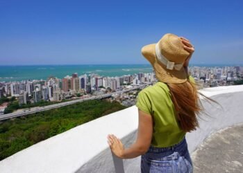A cidade que nasceu em 1535 e hoje tem 32 km de praias para chamar de sua, com um convento de pedra olhando tudo do alto