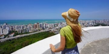 A cidade que nasceu em 1535 e hoje tem 32 km de praias para chamar de sua, com um convento de pedra olhando tudo do alto