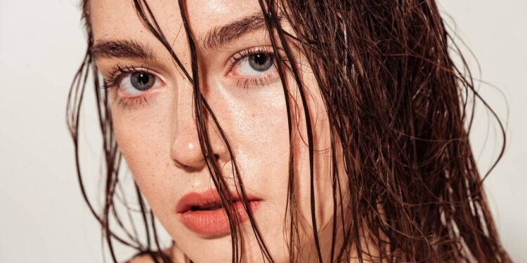 O termo cabelo wet hair descreve um estilo em que os fios parecem levemente encharcados - Créditos: depositphotos.com / IgorVetushko