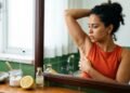 Cuidado com receitas caseiras: axilas escuras podem piorar com um erro comum nas receitas caseiras de clareamento