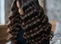 Cabelo ondulado mais brilhante e com menos volume armado: entenda como aplicar a mistura corretamente