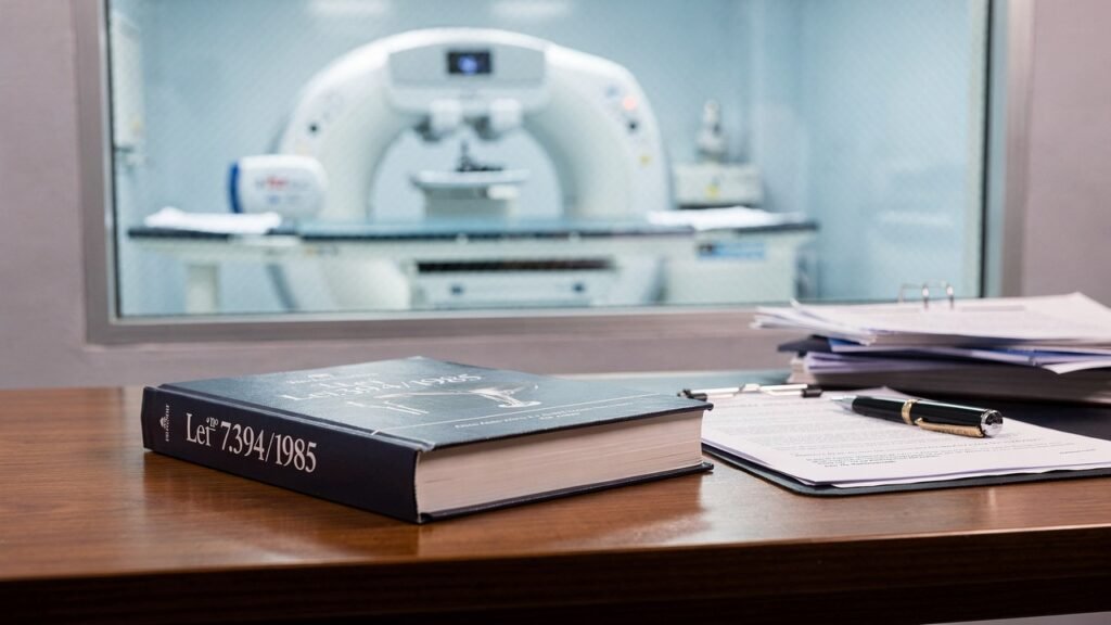 Regra pouco conhecida criada em 1985 limita a jornada de uma área a 4 horas diárias e viraliza após debate nacional sobre carga horária