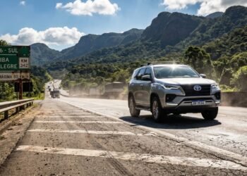 Farol apagado durante o dia gera multa? Entenda quando a lei exige luz acesa e quais erros podem custar pontos na CNH