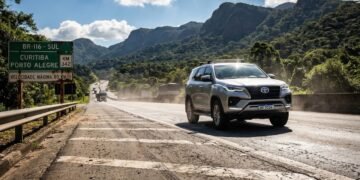 Farol apagado durante o dia gera multa? Entenda quando a lei exige luz acesa e quais erros podem custar pontos na CNH