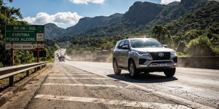 Farol apagado durante o dia gera multa? Entenda quando a lei exige luz acesa e quais erros podem custar pontos na CNH