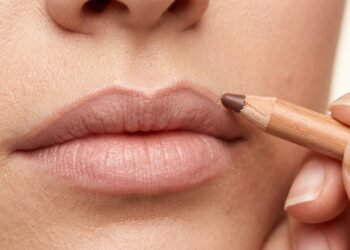 Delineado moderno que substitui o preenchimento: como criar lábios mais cheios com um efeito natural e rápido