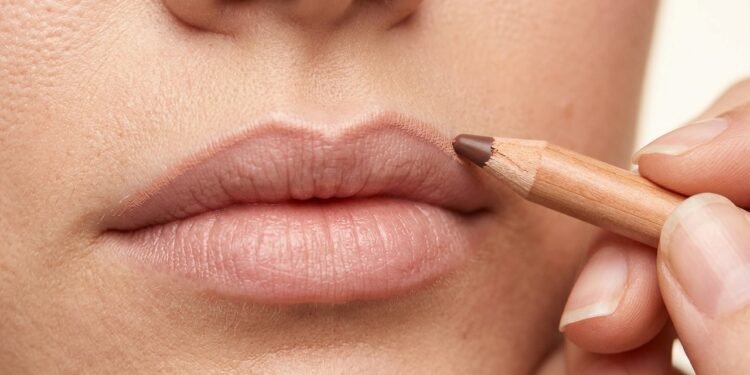 Delineado moderno que substitui o preenchimento: como criar lábios mais cheios com um efeito natural e rápido