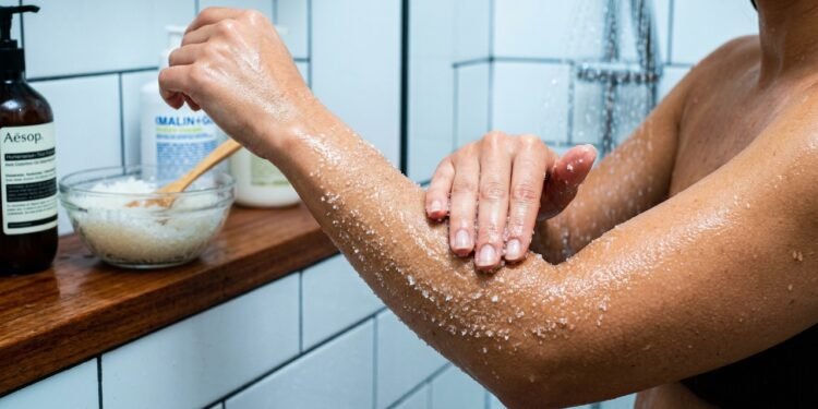 O truque de 2 minutos no banho que deixa a pele tão macia que muita gente repete toda semana