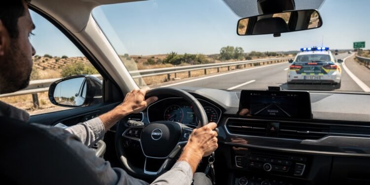 Motoristas despreparados estão levando multa de R$ 1.200 e 4 pontos na carteira por falta de um item básico durante a condução