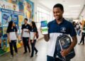 Estudantes do ensino médio público podem receber até R$ 400 do Pé de Meia em 2026 conforme frequência escolar