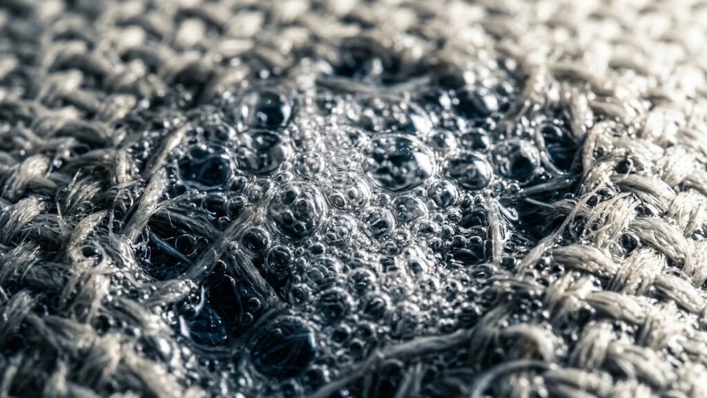 Como remover manchas difíceis do sofá utilizando um ingrediente que todo mundo tem em casa