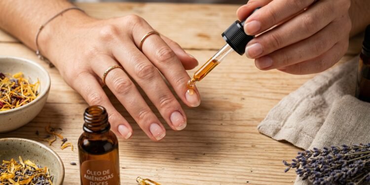 Unhas descamando e quebrando? Conheça a receita natural que ganhou espaço no autocuidado e está salvando unhas fracas