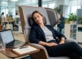 Cochilar 20 minutos no trabalho pode deixar você mais satisfeito com o emprego e estudos explicam o motivo