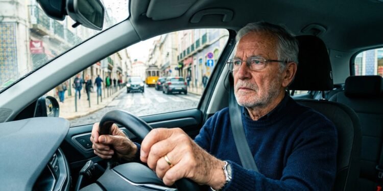 Motoristas com mais de 68 anos podem enfrentar novas regras para dirigir e debate já preocupa idosos
