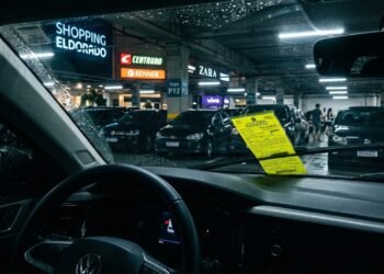 Estacionamento privados nãom livra de multa: CTB permite autuação e infrações podem gerar R$ 293,47