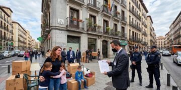 Mãe com filho com deficiência enfrenta despejo após pagar por casa que não pertencia ao suposto proprietário