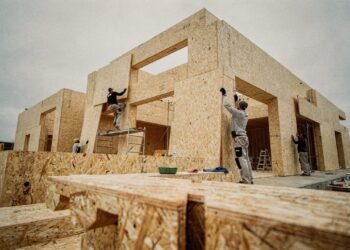 A casa construída sem cimento e sem máquinas pesadas está intrigando engenheiros e viralizando pela técnica incomum