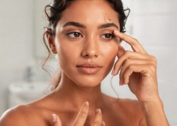 Espinhas na testa não aparecem por acaso: veja o que causa acne nessa região e como controlar rápido sem piorar a pele